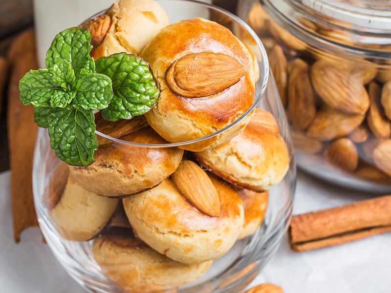 What are the main characteristics of puffed food?